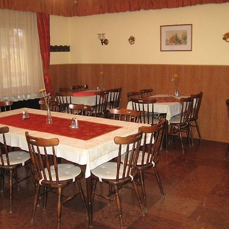 Hattyú Panzió Tata Exterior foto
