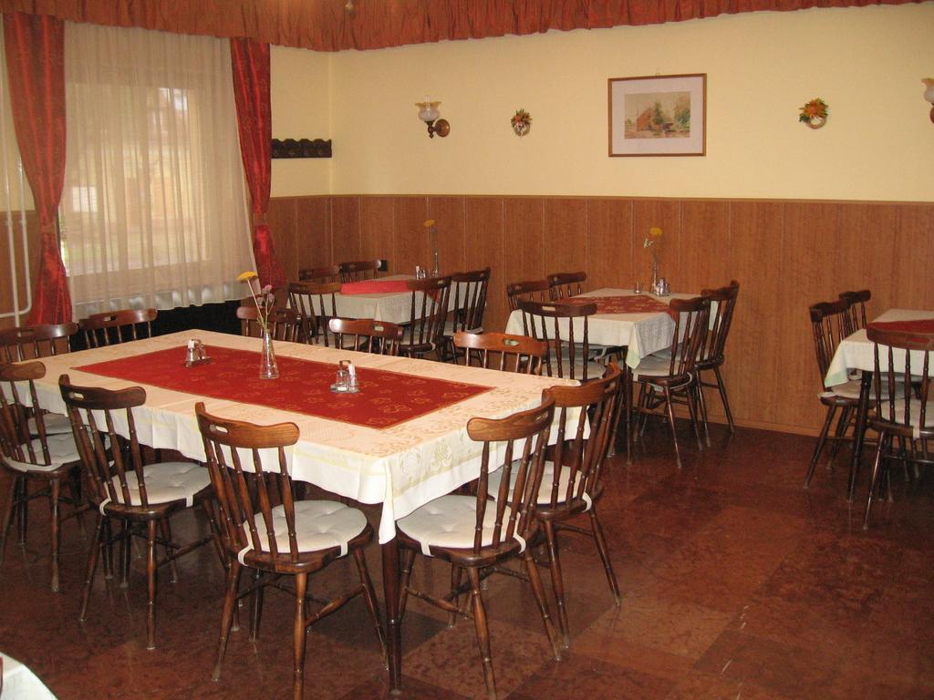 Hattyú Panzió Tata Exterior foto